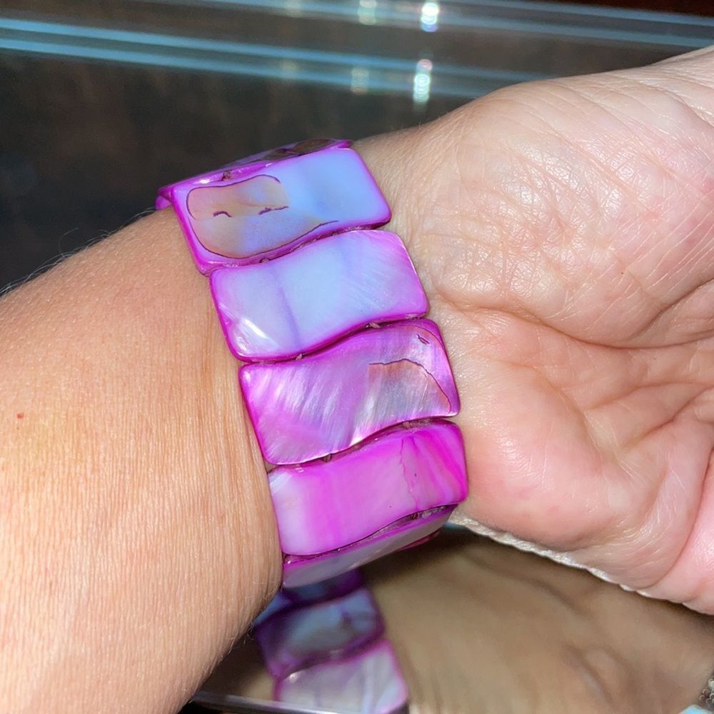 Fuchsia pink shell stretch bracelet - Picture 4 of 4